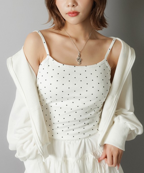 SPINNS（スピンズ）の「カップ付きキャミソール/ドット/水玉柄（キャミソール・レディース・ブラック/グレー/オフホワイト・ONESIZE）」の4枚目の写真