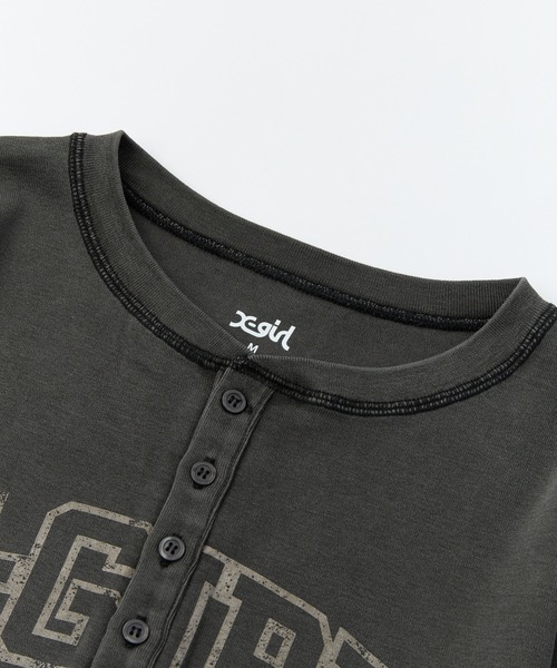 X-girl（エックスガール）の「COLLEGE LOGO L/S COMPACT TOP（Tシャツ/カットソー・レディース・ブラック/ブラウン/ネイビー・S/M）」の5枚目の写真