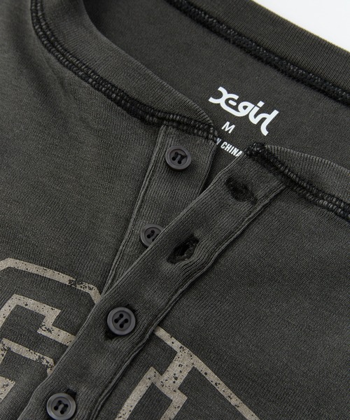 X-girl（エックスガール）の「COLLEGE LOGO L/S COMPACT TOP（Tシャツ/カットソー・レディース・ブラック/ブラウン/ネイビー・S/M）」の8枚目の写真