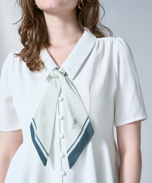 an another angelus（アンアナザーアンジェラス）の「スカーフ付きペプラムシャツ/ fint　フィント　夏服（シャツ/ブラウス・レディース・ライトグリーン/オフホワイト・FREE）」の4枚目の写真