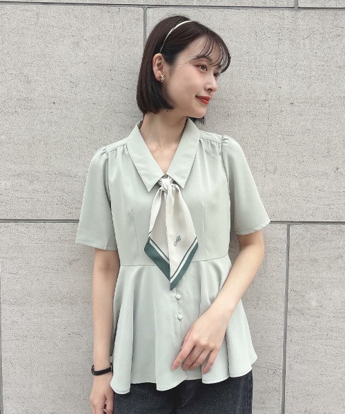 an another angelus（アンアナザーアンジェラス）の「スカーフ付きペプラムシャツ/ fint　フィント　夏服（シャツ/ブラウス・レディース・ライトグリーン/オフホワイト・FREE）」の7枚目の写真