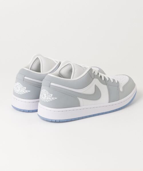 JORDAN BRAND(ジョーダンブランド)の「WMNS AIR JORDAN 1 LOW(スニーカー・レディース・ホワイト系その他・27.5cm/28.0cm/28.5cm/23.5cm/24.0cm/26.0cm/26.5cm/27.0cm/23.0cm/24.5cm/25.0cm/25.5cm/29.0cm)」の2枚目の写真