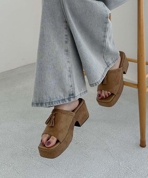 archives(アルシーヴ)の「厚底タッセルサンダル(サンダル・レディース・ベージュ/ブラック・MEDIUM/LARGE)」の1枚目の写真