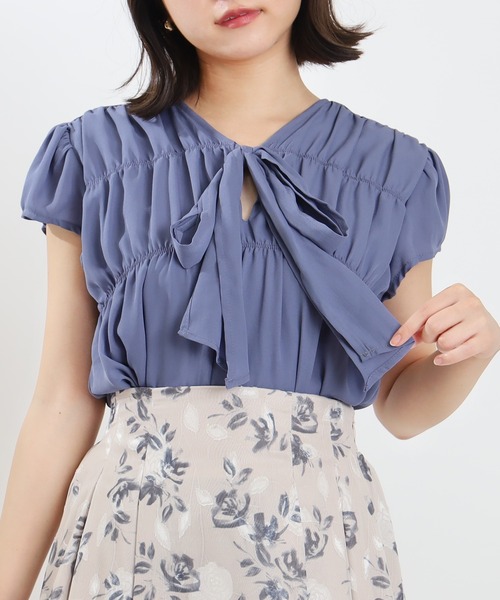 ASTORIA ODIER（アストリアオディール）の「シャーリングリボンタイブラウス(接触冷感/暑さ対策)（シャツ/ブラウス・レディース・ブルー/ホワイト・MEDIUM）」の2枚目の写真