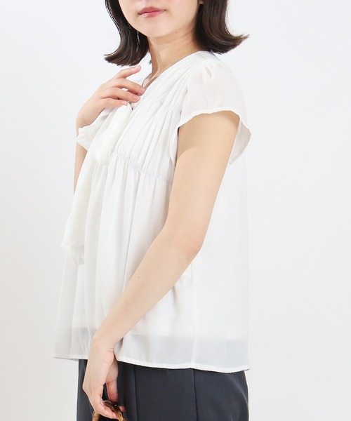 ASTORIA ODIER（アストリアオディール）の「シャーリングリボンタイブラウス(接触冷感/暑さ対策)（シャツ/ブラウス・レディース・ブルー/ホワイト・MEDIUM）」の8枚目の写真