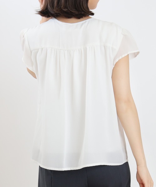 ASTORIA ODIER（アストリアオディール）の「シャーリングリボンタイブラウス(接触冷感/暑さ対策)（シャツ/ブラウス・レディース・ブルー/ホワイト・MEDIUM）」の6枚目の写真