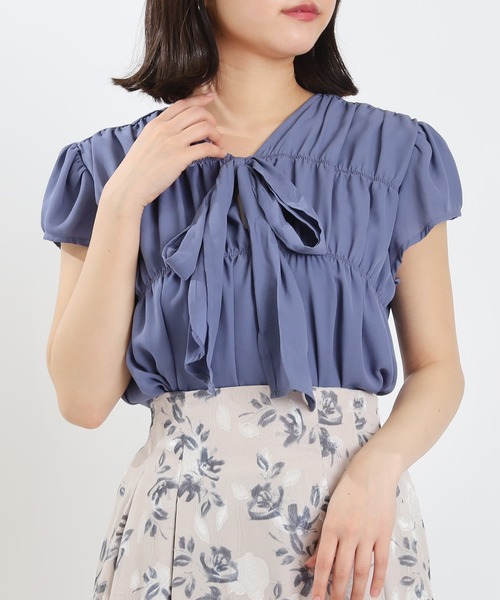 ASTORIA ODIER（アストリアオディール）の「シャーリングリボンタイブラウス(接触冷感/暑さ対策)（シャツ/ブラウス・レディース・ブルー/ホワイト・MEDIUM）」の4枚目の写真