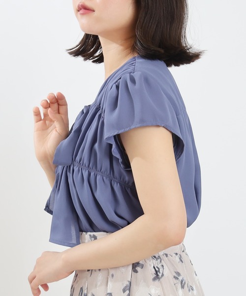 ASTORIA ODIER（アストリアオディール）の「シャーリングリボンタイブラウス(接触冷感/暑さ対策)（シャツ/ブラウス・レディース・ブルー/ホワイト・MEDIUM）」の3枚目の写真