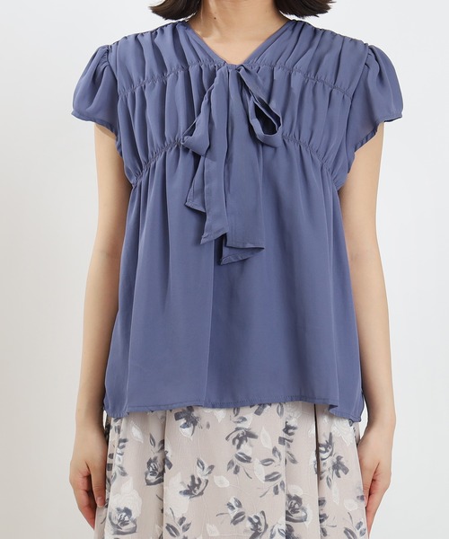 ASTORIA ODIER（アストリアオディール）の「シャーリングリボンタイブラウス(接触冷感/暑さ対策)（シャツ/ブラウス・レディース・ブルー/ホワイト・MEDIUM）」の16枚目の写真