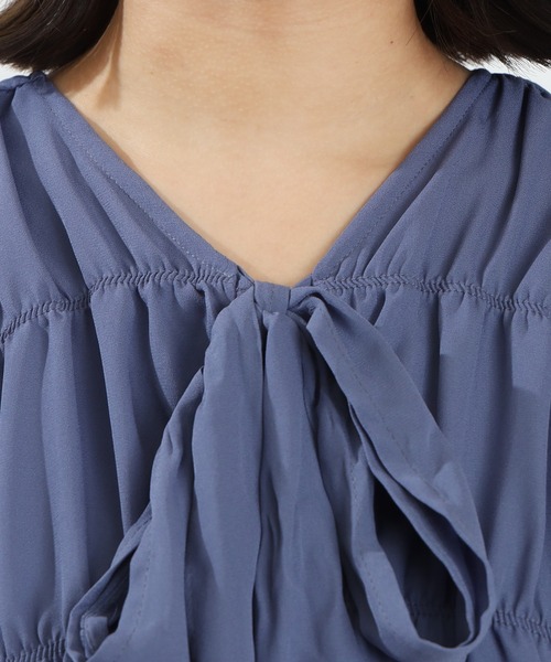 ASTORIA ODIER（アストリアオディール）の「シャーリングリボンタイブラウス(接触冷感/暑さ対策)（シャツ/ブラウス・レディース・ブルー/ホワイト・MEDIUM）」の13枚目の写真