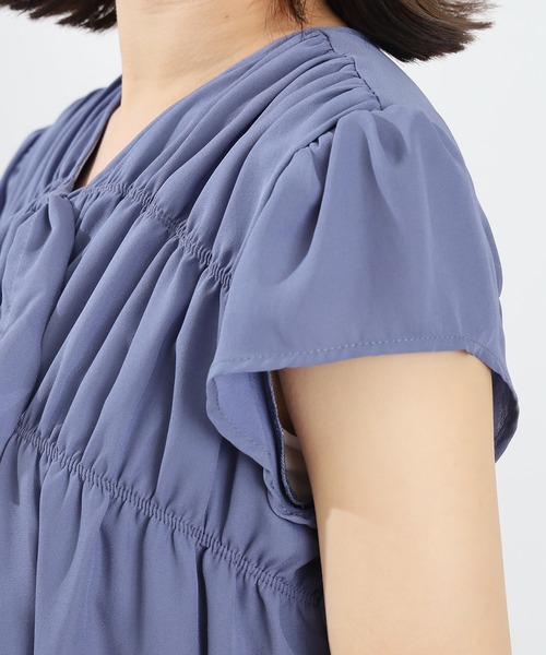 ASTORIA ODIER（アストリアオディール）の「シャーリングリボンタイブラウス(接触冷感/暑さ対策)（シャツ/ブラウス・レディース・ブルー/ホワイト・MEDIUM）」の12枚目の写真