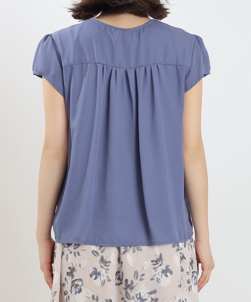 ASTORIA ODIER（アストリアオディール）の「シャーリングリボンタイブラウス(接触冷感/暑さ対策)（シャツ/ブラウス・レディース・ブルー/ホワイト・MEDIUM）」の14枚目の写真