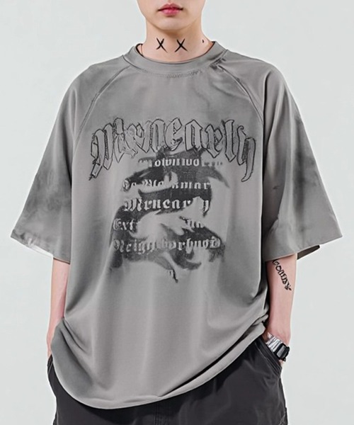 A'GEM9(エージェムナイン)の「A'GEM/9 × .kom 『ARULE/アルール』スプレー&プリントTシャツ(Tシャツ/カットソー・レディース・グレー/レッド/ブラック・MEDIUM)」の2枚目の写真