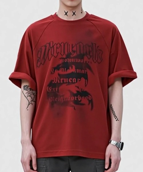 A'GEM9(エージェムナイン)の「A'GEM/9 × .kom 『ARULE/アルール』スプレー&プリントTシャツ(Tシャツ/カットソー・レディース・グレー/レッド/ブラック・MEDIUM)」の3枚目の写真