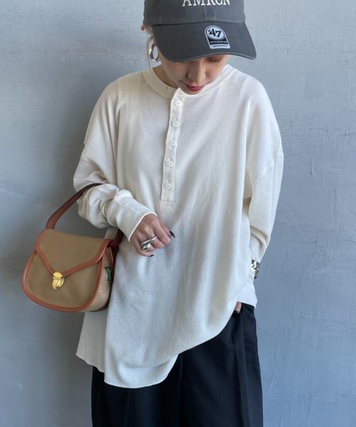 HANES（ヘインズ）の「[HANES/ヘインズ] ヘンリーネック サーマルカットソー（Tシャツ/カットソー・レディース・オフホワイト/ヘザーグレー/パープル/ダークネイビー・F）」の2枚目の写真