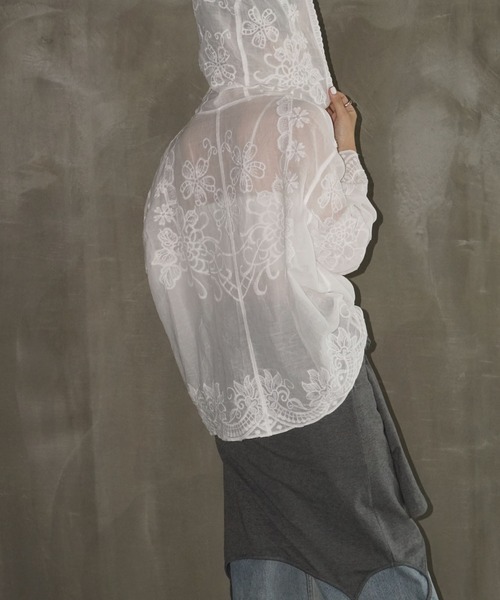 chuclla（チュクラ）の「フラワーエンブロイダリー フーディーブラウス chw25a035（シャツ/ブラウス・レディース・ホワイト・FREE）」の6枚目の写真
