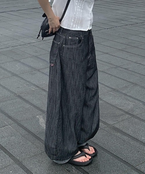 anyonemore(エニワンモア)の「バルーンとろみ生デニムワイドロングパンツ(デニムパンツ・レディース・ブラック/ダークブルー・SMALL/MEDIUM/LARGE)」の6枚目の写真