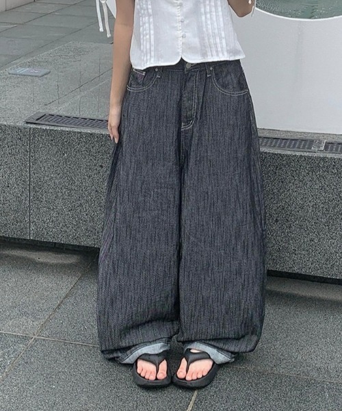 anyonemore(エニワンモア)の「バルーンとろみ生デニムワイドロングパンツ(デニムパンツ・レディース・ブラック/ダークブルー・SMALL/MEDIUM/LARGE)」の5枚目の写真