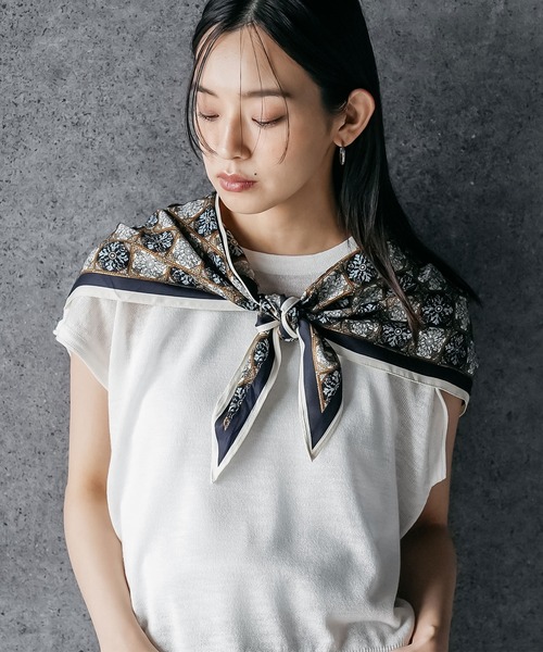 mili an deni(ミリアンデニ)の「小紋柄トライアングルストール(ストール/ショール・レディース・ブラウン/カーキ・F)」の2枚目の写真