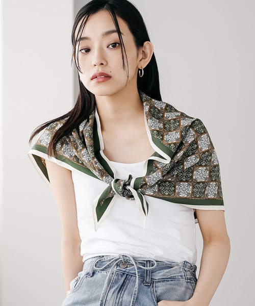 mili an deni(ミリアンデニ)の「小紋柄トライアングルストール(ストール/ショール・レディース・ブラウン/カーキ・F)」の1枚目の写真