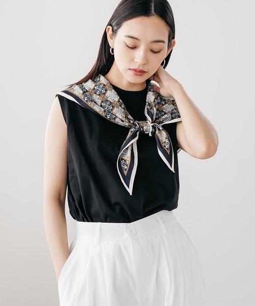 mili an deni(ミリアンデニ)の「小紋柄トライアングルストール(ストール/ショール・レディース・ブラウン/カーキ・F)」の3枚目の写真