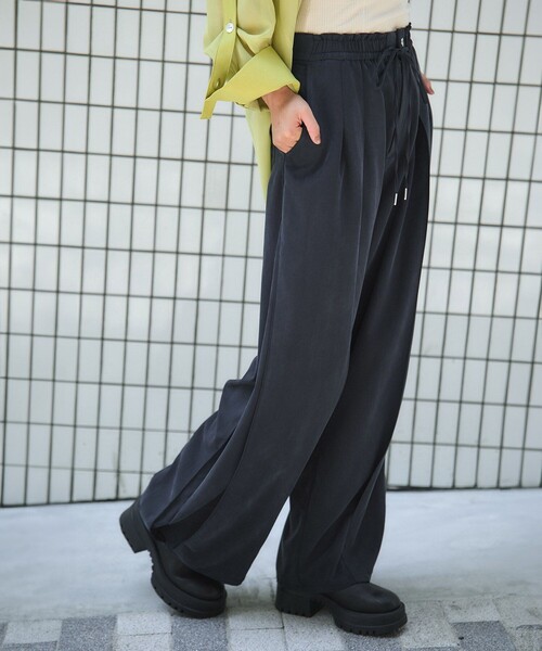 UNITED TOKYO(ユナイテッドトウキョウ)の「【残りわずか!】レーヨンフィブリルワイドパンツ|ウォッシャブル/ストレッチ/細見え/冬服(カーゴパンツ・レディース・グレー/ブラック・1/2)」の2枚目の写真