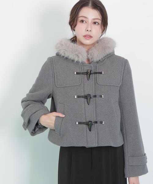 JILL by JILL STUART（ジルバイジルスチュアート）の「◇フェイクファー付ショートダッフルコート（ダッフルコート・レディース・ピンク/グレー/ホワイト・MEDIUM/SMALL）」の4枚目の写真