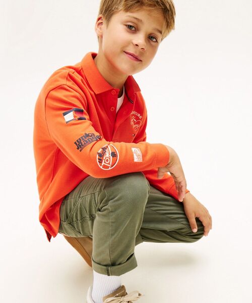 TOMMY HILFIGER（トミーヒルフィガー）の「BOYS マルチプリントロングスリーブポロシャツ（ポロシャツ・キッズ・オレンジ・130cm/140cm/160cm/150cm）」の2枚目の写真