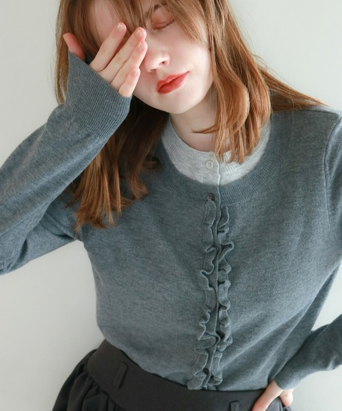 mic by Olu.(ミックバイオルドット)の「フリルレイヤードカーディガン(カーディガン/ボレロ・レディース・グレー/レッド・FREE)」の2枚目の写真