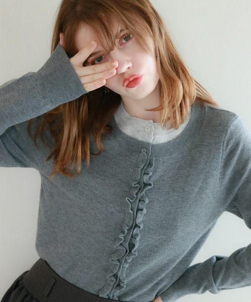 mic by Olu.(ミックバイオルドット)の「フリルレイヤードカーディガン(カーディガン/ボレロ・レディース・グレー/レッド・FREE)」の9枚目の写真