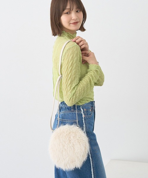 earth music&ecology（アースミュージックアンドエコロジー）の「ファーラウンドバッグ（ショルダーバッグ・レディース・アイボリー/ライトブルー・FREE）」の4枚目の写真