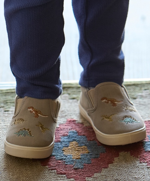 petit main(プティマイン)の「スポっとはけるアソートスリッポン(スリッポン・キッズ・ベージュ/ネイビー/ダークブルー/シルバー/カラフル/ブラック/ライトピンク・15cm/16cm/17cm/14cm)」の3枚目の写真