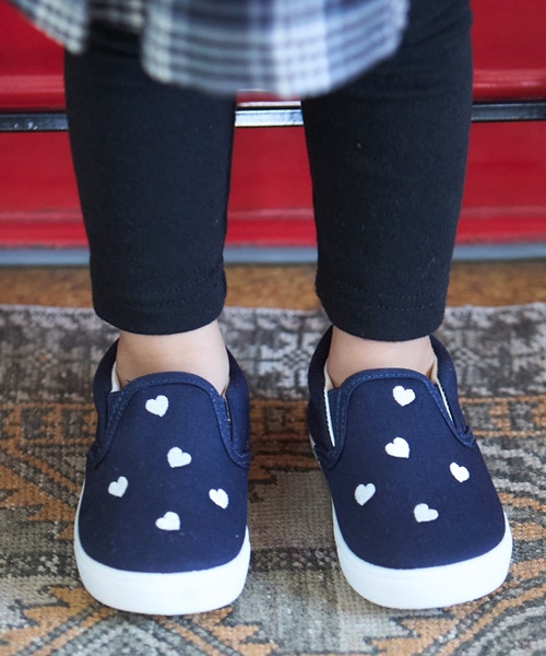 petit main(プティマイン)の「スポっとはけるアソートスリッポン(スリッポン・キッズ・ベージュ/ネイビー/ダークブルー/シルバー/カラフル/ブラック/ライトピンク・15cm/16cm/17cm/14cm)」の4枚目の写真