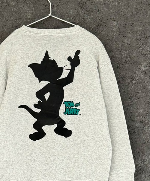 Tom＆Jerry（トムアンドジェリー）の「【TOM&JERRY/トム＆ジェリー】　綿タッチ裏起毛　ピリング防止加工　バックプリント　BIG　トレーナー（スウェット・キッズ・ブラック/グレー系その他/グレイッシュベージュ/ブラック系その他/杢グレー/ホワイト系その他2/ネイビー/グリーン系その他/チャコール/グレー系その他2/グレー系その他3/ホワイト系その他・130/140/150/160/110/120）」の2枚目の写真