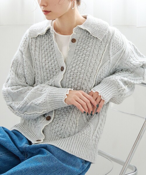 coen（コーエン）の「配色メローケーブル編み 襟付きニットカーディガン（カーディガン/ボレロ・レディース・レッド/ライトグレー/オフホワイト・L/M）」の2枚目の写真