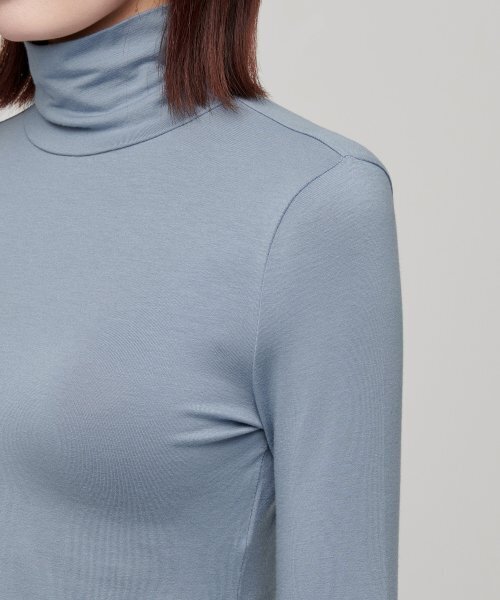MUSINSA STANDARD WOMAN（ムシンサスタンダードウーマン）の「ウィメンズスリムクロップタートルネック長袖Tシャツ[ブルーグレー]（Tシャツ/カットソー・レディース・その他・SMALL/MEDIUM/LARGE/X-SMALL）」の5枚目の写真