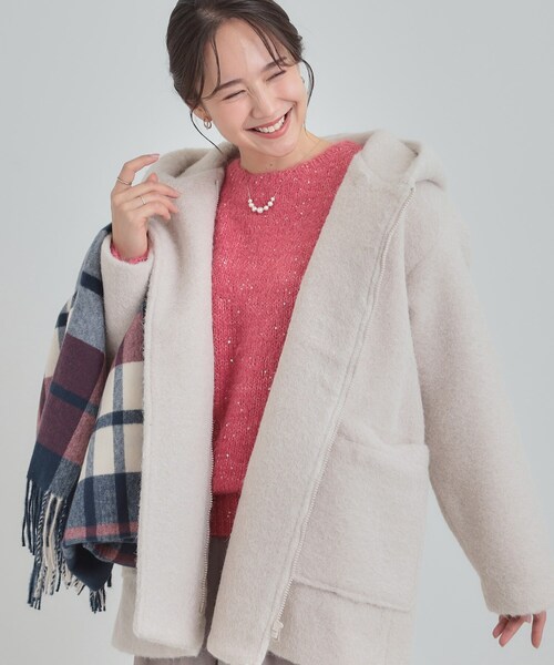 SHOO・LA・RUE（シューラルー）の「【あったか】ボリュームフードが小顔効果 スライバーフーディーコート（その他アウター・レディース・チャコールグレー/アイボリー・01/02/03/04）」の2枚目の写真