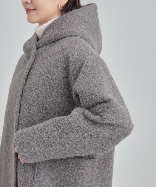 SHOO・LA・RUE（シューラルー）の「【あったか】ボリュームフードが小顔効果 スライバーフーディーコート（その他アウター・レディース・チャコールグレー/アイボリー・01/02/03/04）」の17枚目の写真
