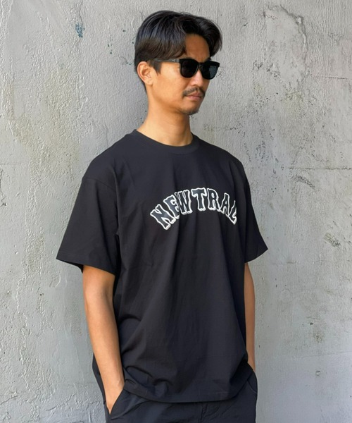 NEWTRAL(ニュートラル)の「【NEWTRAL】Shadow_Arch_Logo Tee(Tシャツ/カットソー・メンズ・ブラック/ホワイト・MEDIUM/LARGE/X-LARGE)」の2枚目の写真