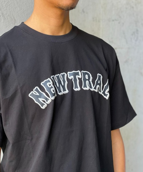 NEWTRAL(ニュートラル)の「【NEWTRAL】Shadow_Arch_Logo Tee(Tシャツ/カットソー・メンズ・ブラック/ホワイト・MEDIUM/LARGE/X-LARGE)」の6枚目の写真