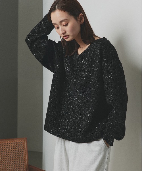 ad thie(アドティエ)の「ラメモール Vネックプルオーバー(Tシャツ/カットソー・レディース・ブラック/ライトブルー/チャコール/ブラウン・FREE)」の2枚目の写真