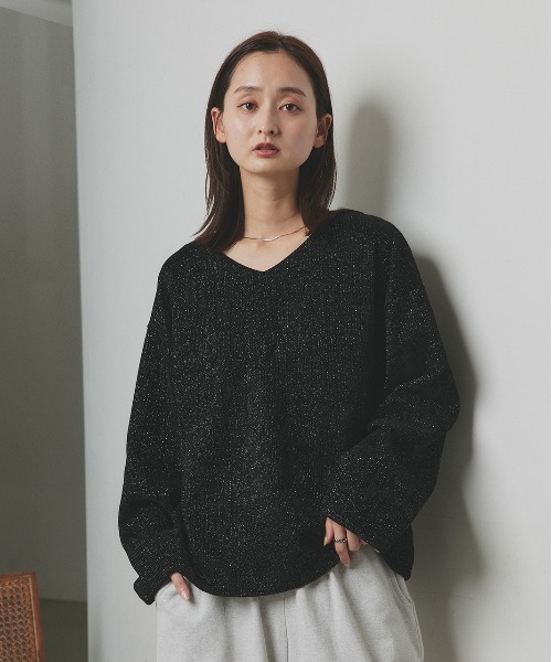 ad thie(アドティエ)の「ラメモール Vネックプルオーバー(Tシャツ/カットソー・レディース・ブラック/ライトブルー/チャコール/ブラウン・FREE)」の22枚目の写真