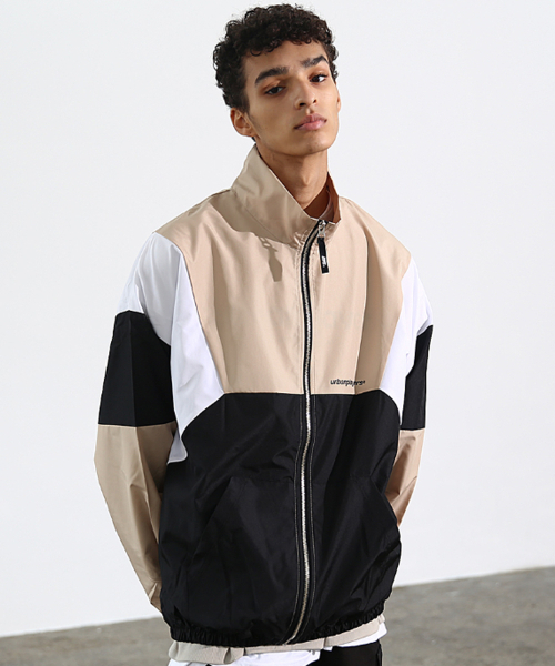 URBAN PLAYERS(アーバンプレイヤーズ)の「ニュイング オーバーサイズ ウィンドブレーカー ジャケット (ベージュ)(ナイロンジャケット・レディース・その他・LARGE/MEDIUM/X-LARGE)」の4枚目の写真