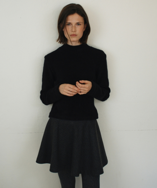 UNNOUT（アナウト）の「FUR HALF NECK T-SHIRT BLACK（Tシャツ/カットソー・レディース・その他・ONE SIZE）」の2枚目の写真