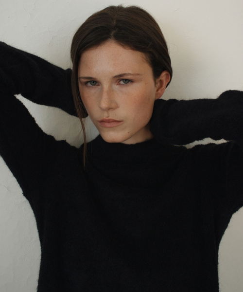 UNNOUT（アナウト）の「FUR HALF NECK T-SHIRT BLACK（Tシャツ/カットソー・レディース・その他・ONE SIZE）」の3枚目の写真
