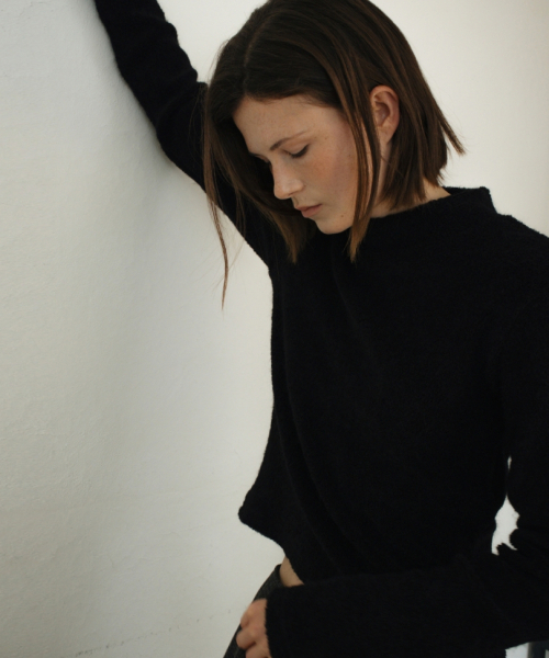 UNNOUT（アナウト）の「FUR HALF NECK T-SHIRT BLACK（Tシャツ/カットソー・レディース・その他・ONE SIZE）」の4枚目の写真