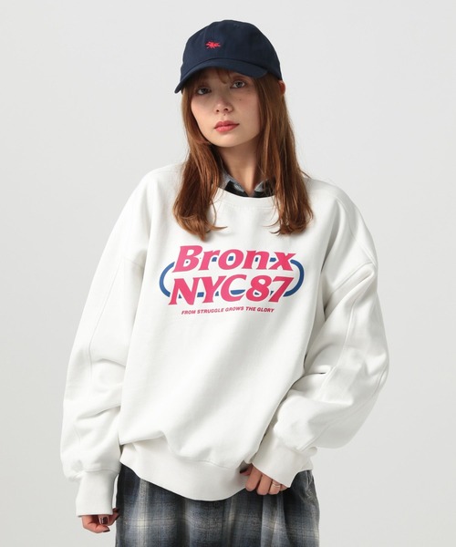 BAYFLOW（ベイフロー）の「[冬もあったか]ピグメントロゴ裏起毛スウェット（スウェット・レディース・オフホワイト/ブルー/チャコール/イエロー・MEDIUM/SMALL）」の2枚目の写真