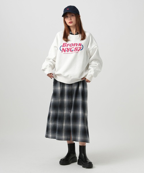 BAYFLOW（ベイフロー）の「[冬もあったか]ピグメントロゴ裏起毛スウェット（スウェット・レディース・オフホワイト/ブルー/チャコール/イエロー・MEDIUM/SMALL）」の16枚目の写真