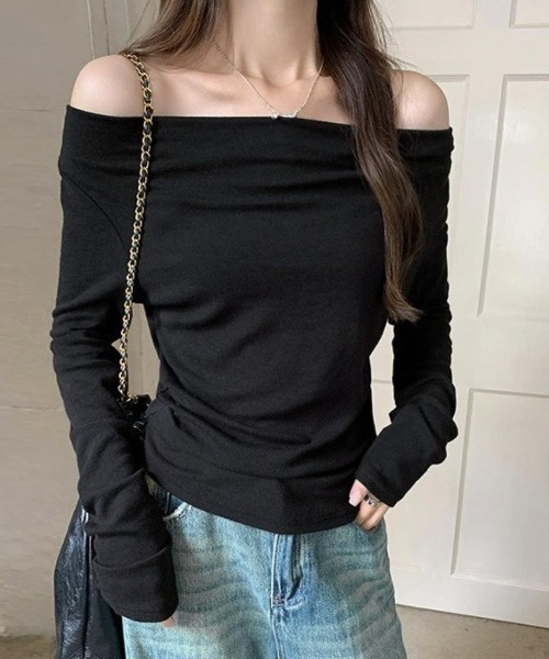 maison de LATIR(メゾンドラティール)の「2WAYで楽しむ。抜け感ドレープのオフショルカットソー。(Tシャツ/カットソー・レディース・ブラック/グレー・FREE)」の2枚目の写真