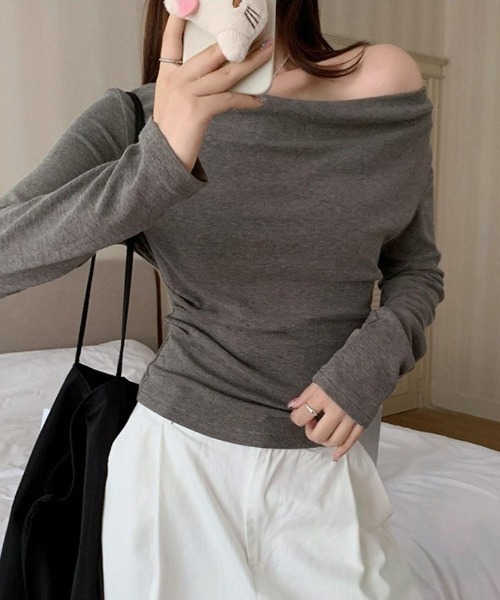 maison de LATIR(メゾンドラティール)の「2WAYで楽しむ。抜け感ドレープのオフショルカットソー。(Tシャツ/カットソー・レディース・ブラック/グレー・FREE)」の7枚目の写真